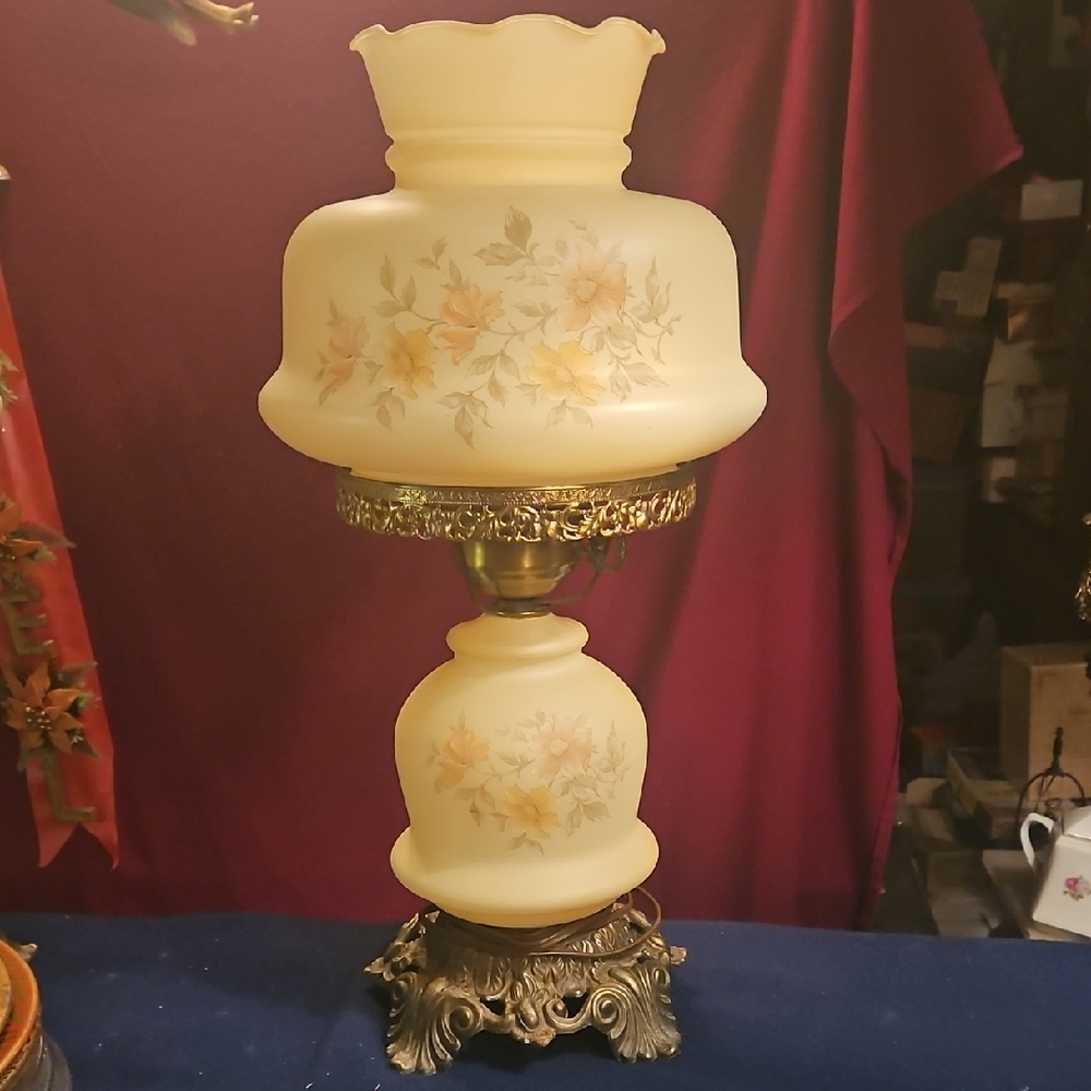 Beauriful Vintage Floral Glass Table Lamp with Brass Accents - Picture 1 of 5